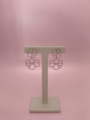 Brinco Peônias 2: Elegância Floral Com Brilho Intenso