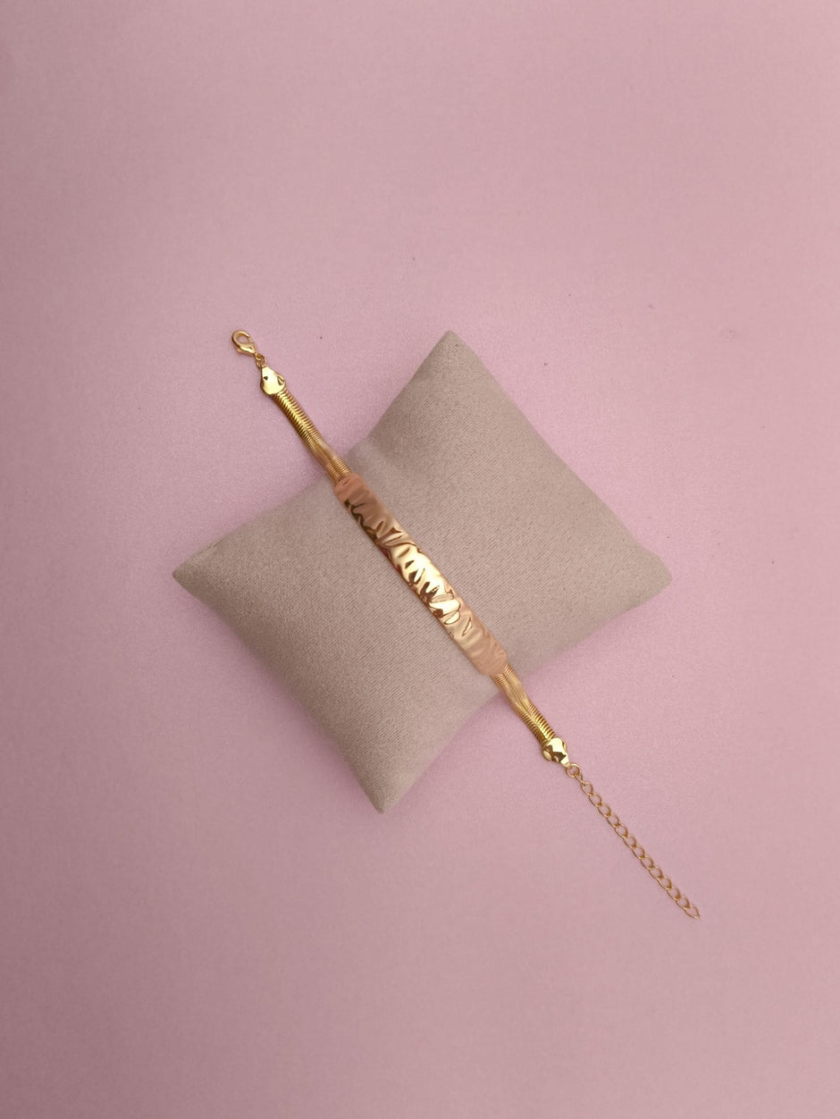 Pulseira Malha com Detalhe Martelado: textura elegante e acabamento brilhante para destacar o seu estilo