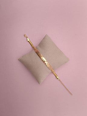 Pulseira Malha com Detalhe Martelado: textura elegante e acabamento brilhante para destacar o seu estilo