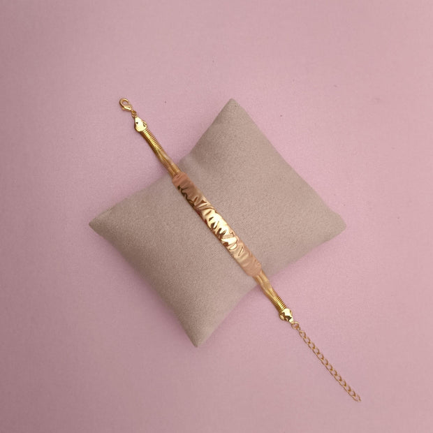 Pulseira Malha com Detalhe Martelado: textura elegante e acabamento brilhante para destacar o seu estilo