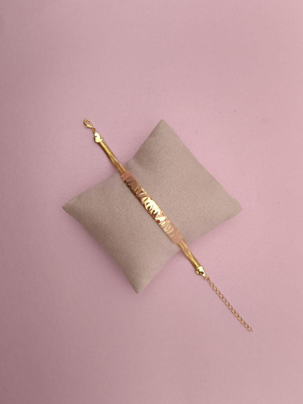 Pulseira Malha com Detalhe Martelado: textura elegante e acabamento brilhante para destacar o seu estilo