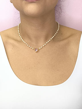 Colar de Pérolas com Coração Rosa