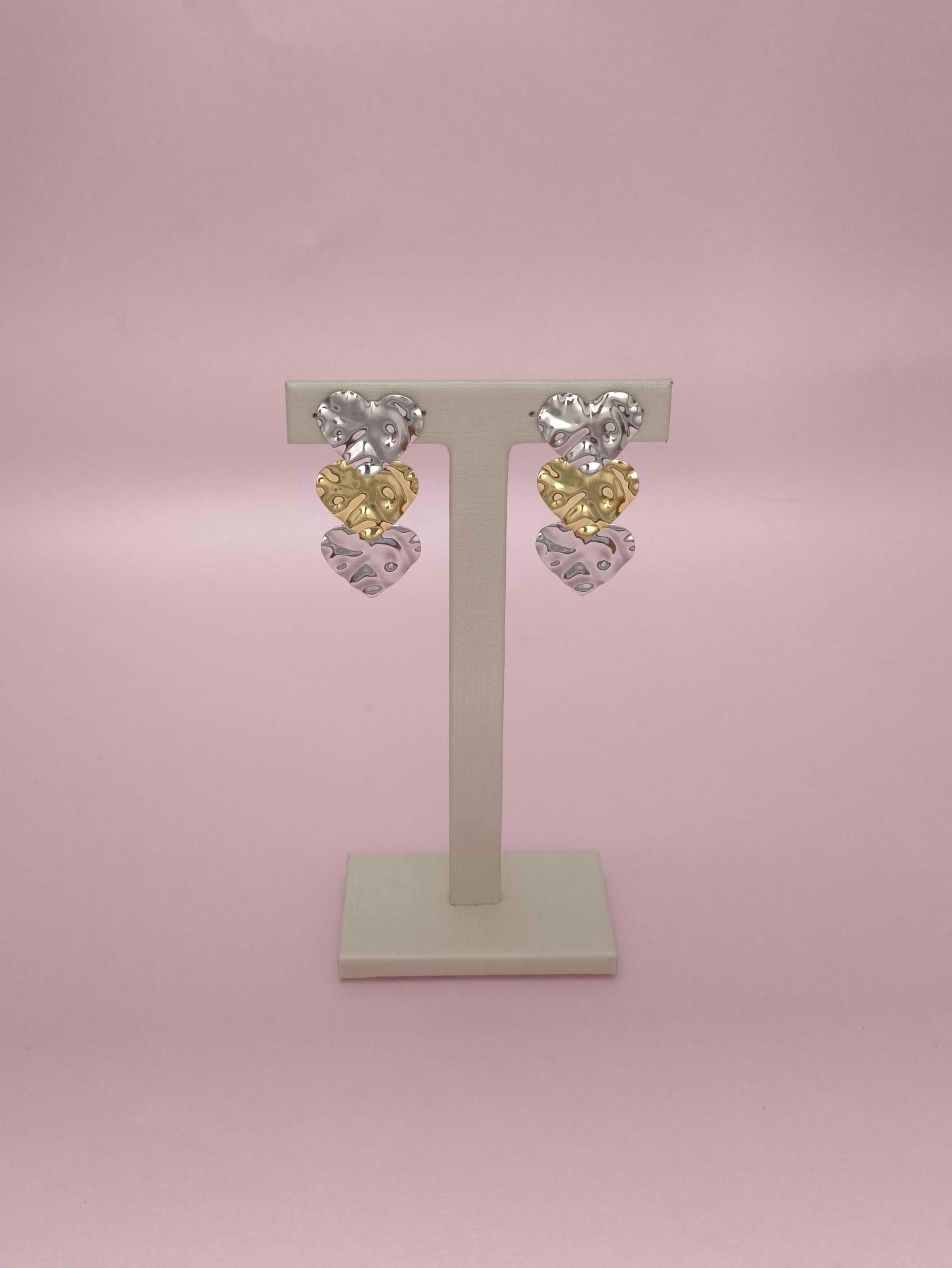 Brinco 3 Corações Martelados G: Elegância Marcante Com Design Sofisticado