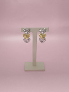 Brinco 3 Corações Martelados G: Elegância Marcante Com Design Sofisticado