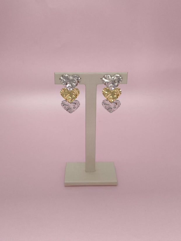 Brinco 3 Corações Martelados G: Elegância Marcante Com Design Sofisticado