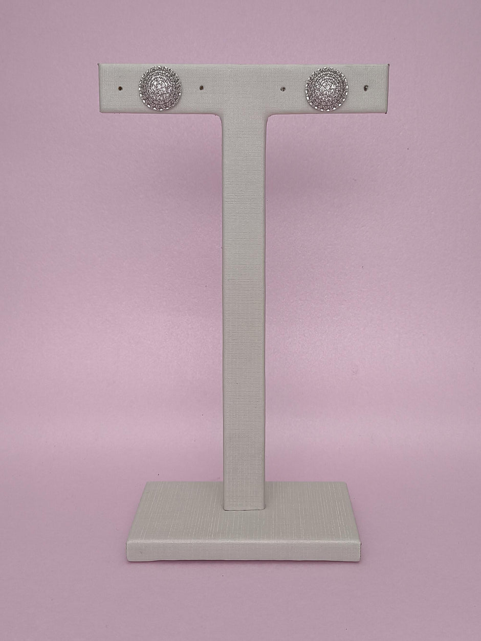 Brinco Botão Cravejado G: Presença Marcante Com Brilho Sofisticado