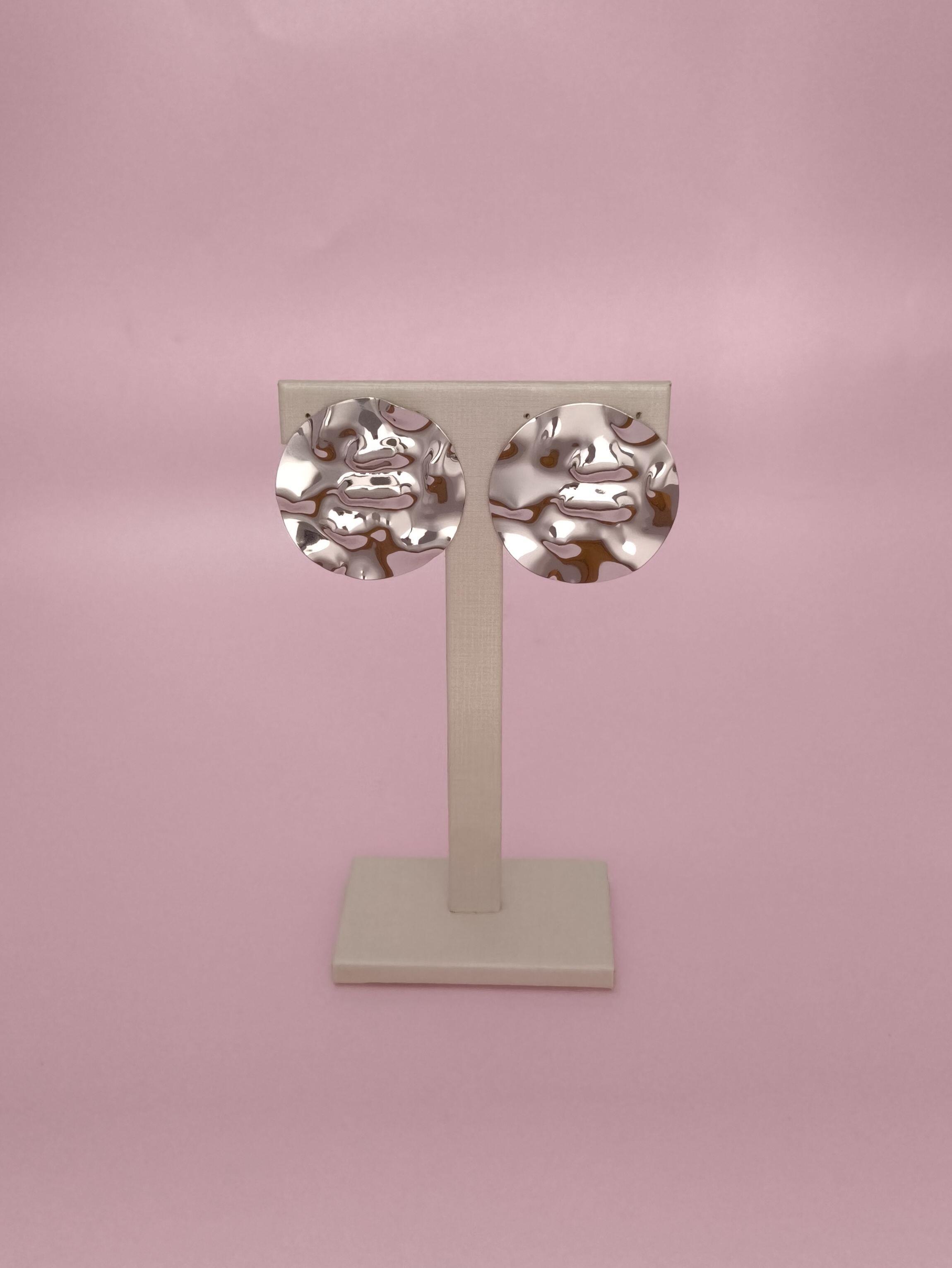 Brinco Redondo Martelado: Textura Martellato Com Elegância Moderna