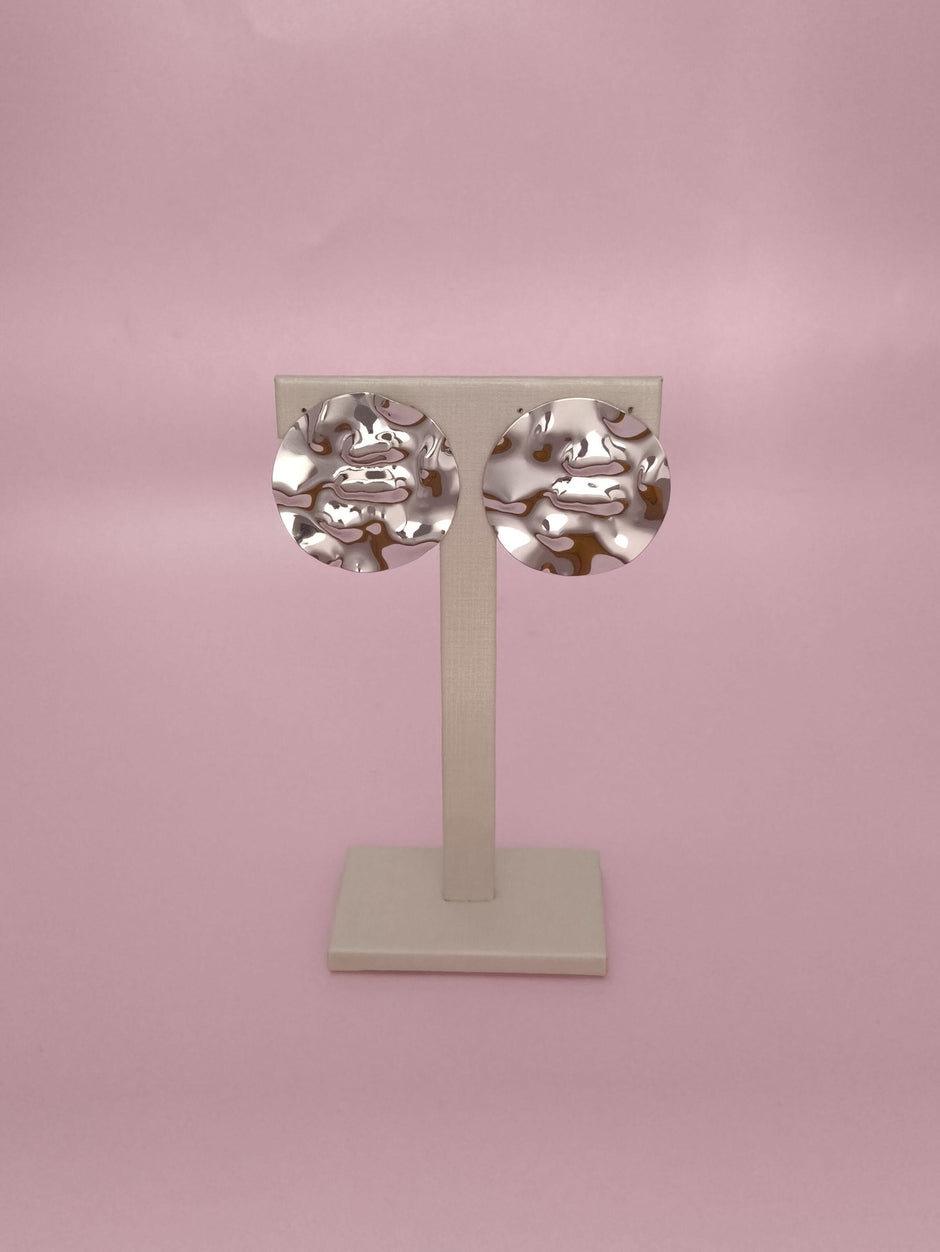 Brinco Redondo Martelado: Textura Martellato Com Elegância Moderna