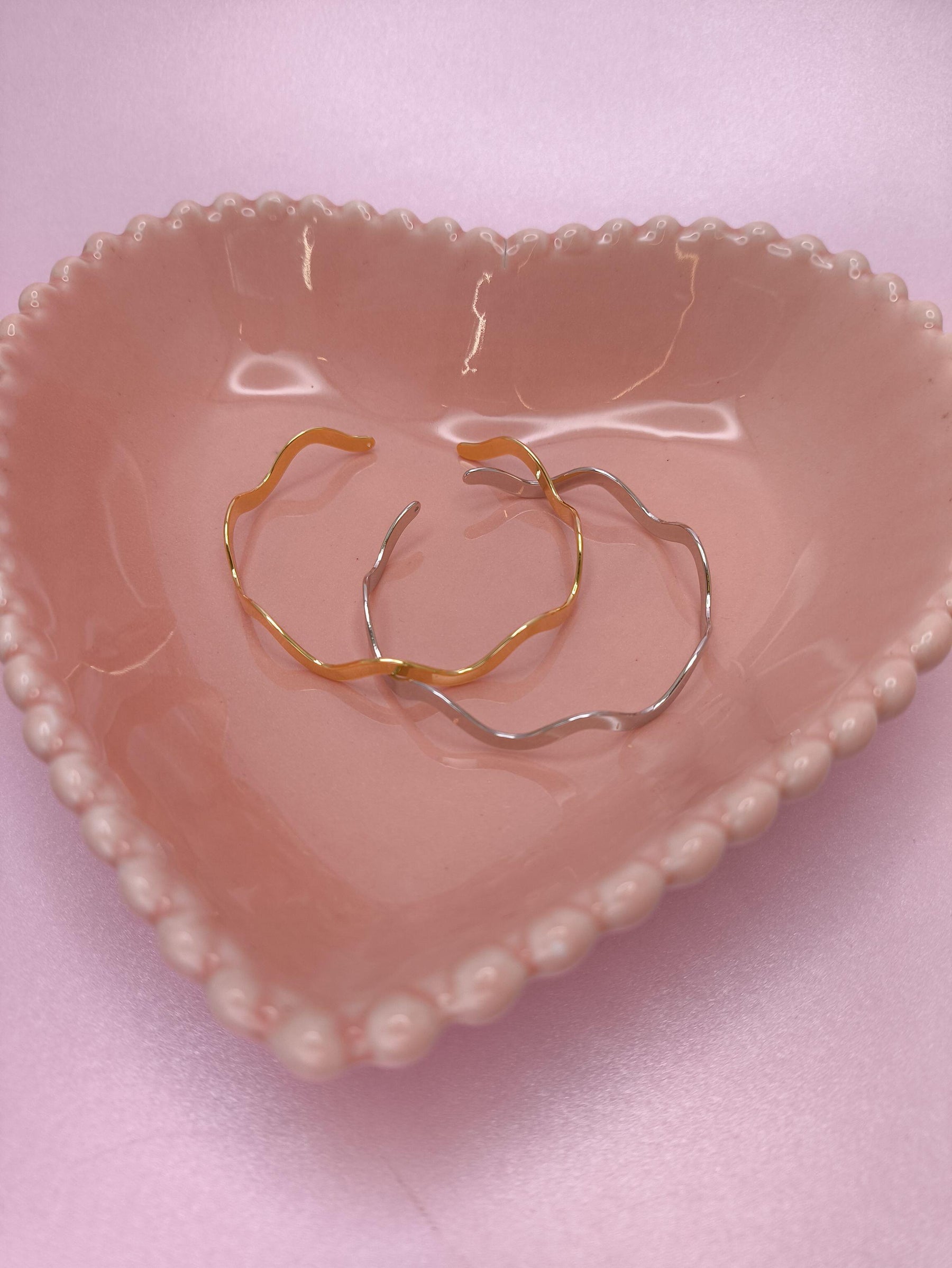 Conjunto de Pulseiras Onduladas: elegância e movimento no seu visual