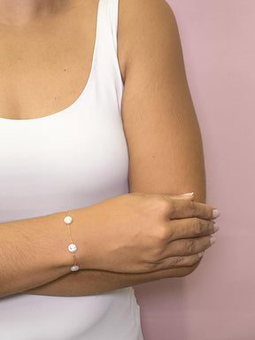 Pulseira com Pérolas Achatadas: charme delicado com toque contemporâneo para iluminar seu estilo