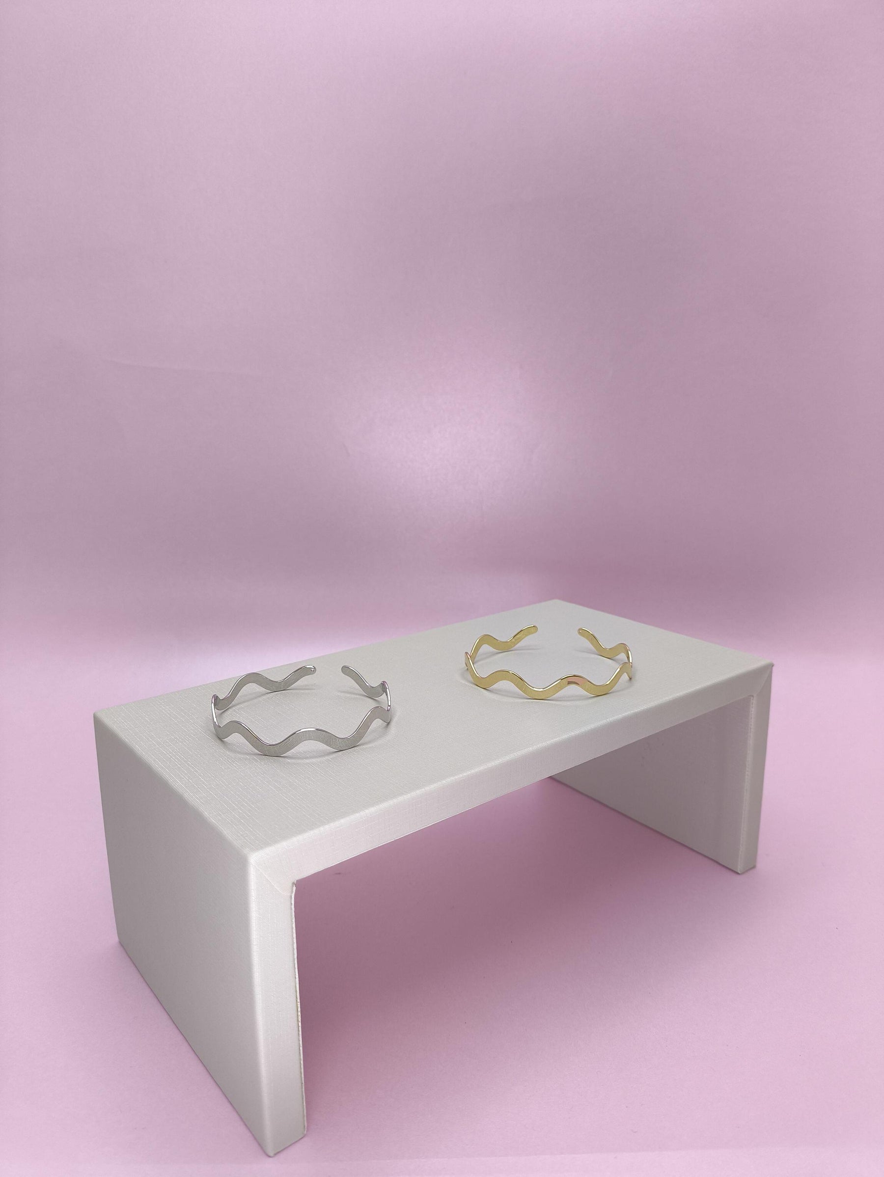 Conjunto de Pulseiras Onduladas: elegância e movimento no seu visual