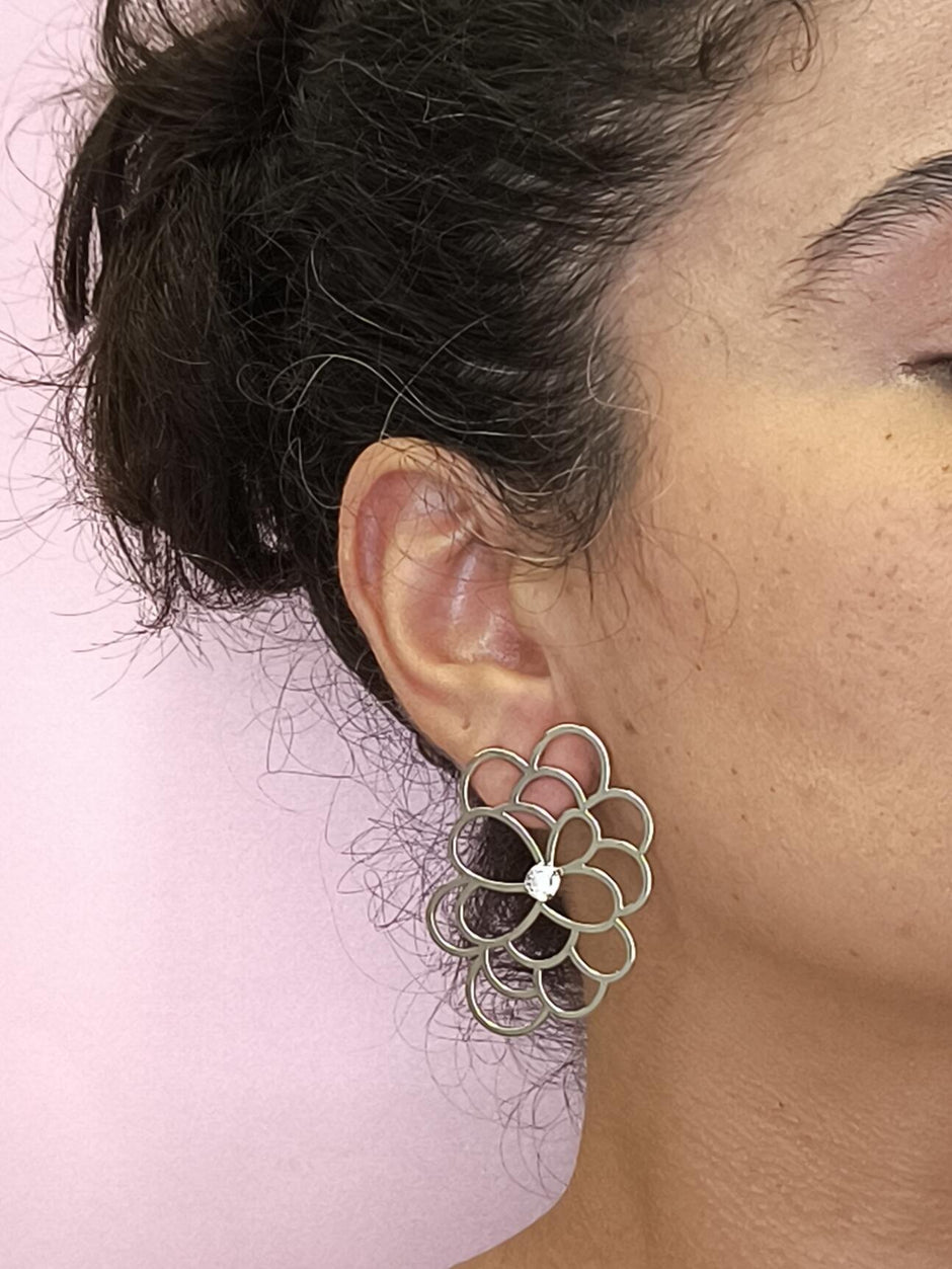 Brinco Peônias 1: Delicadeza Floral Com Design Sofisticado