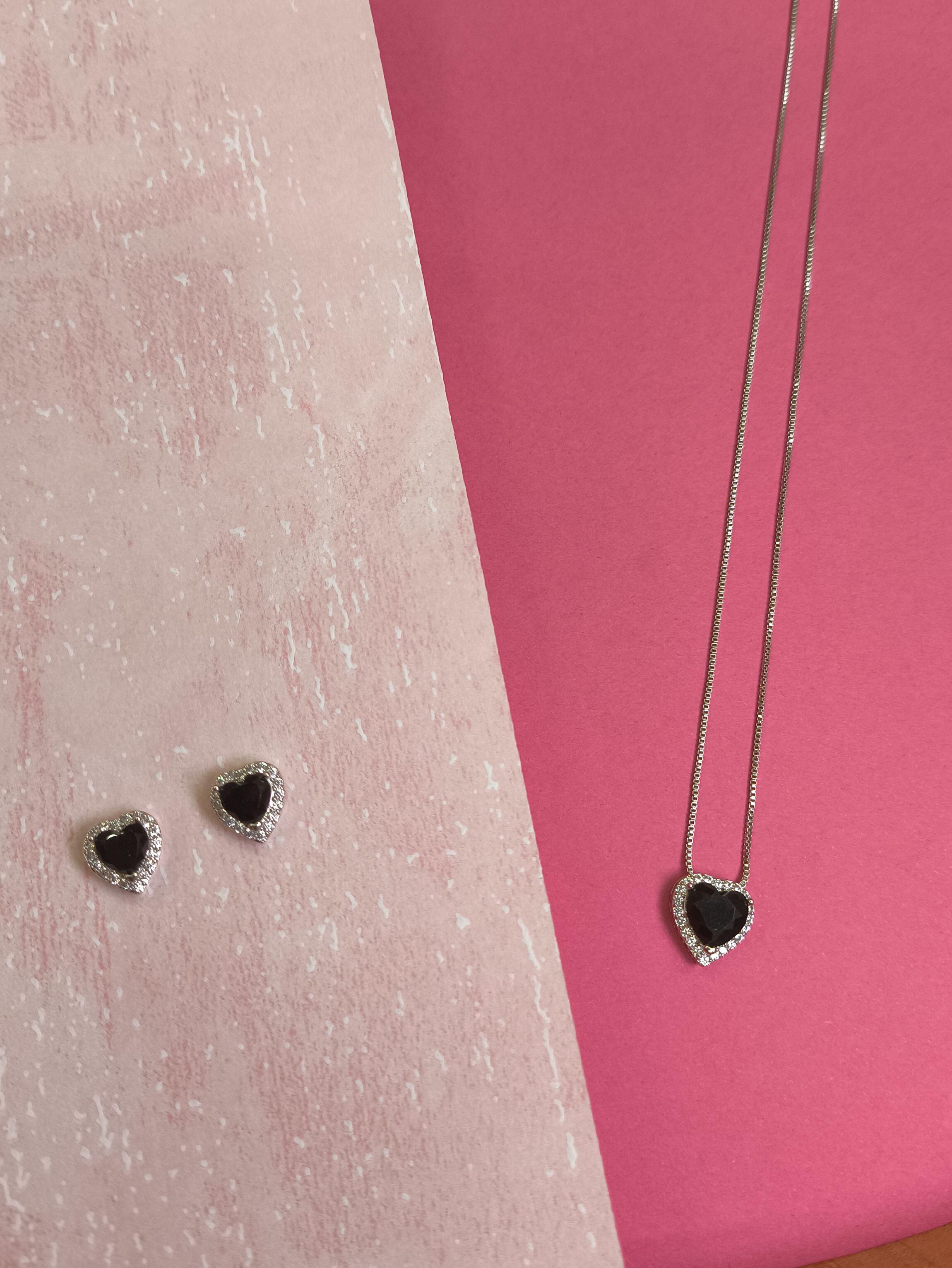 Conjunto Coração Preto Cravejado: elegância com um toque de mistério