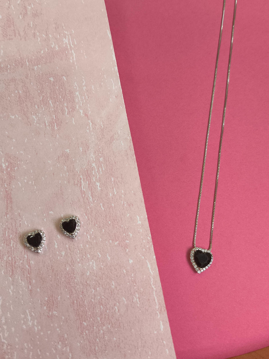 Conjunto Coração Preto Cravejado: elegância com um toque de mistério