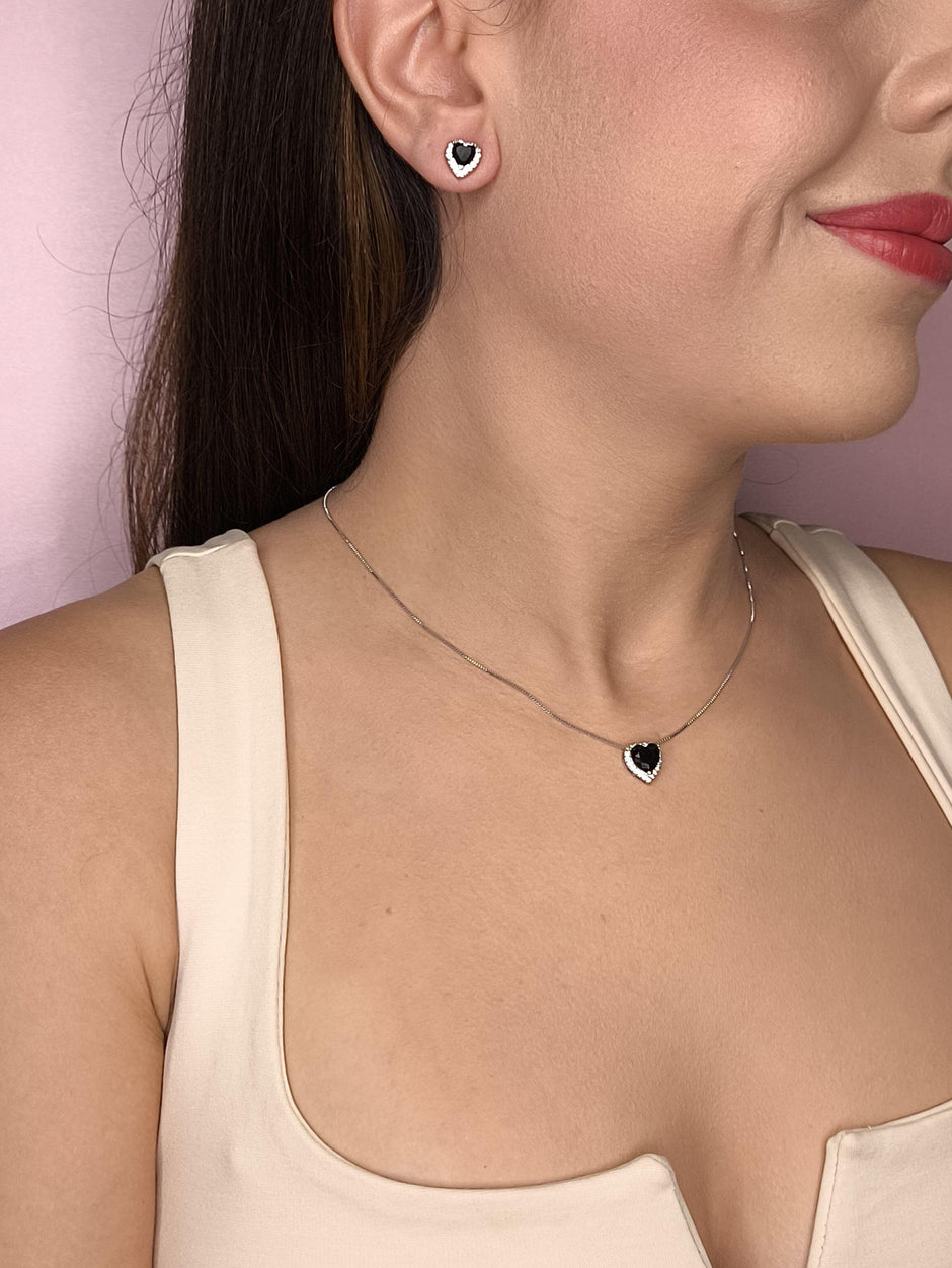 Conjunto Coração Preto Cravejado: elegância com um toque de mistério