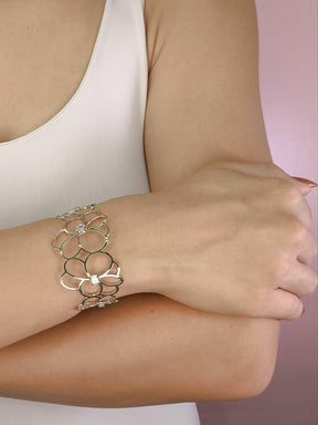 Bracelete Peônias: Elegância Floral Com Brilho Refinado