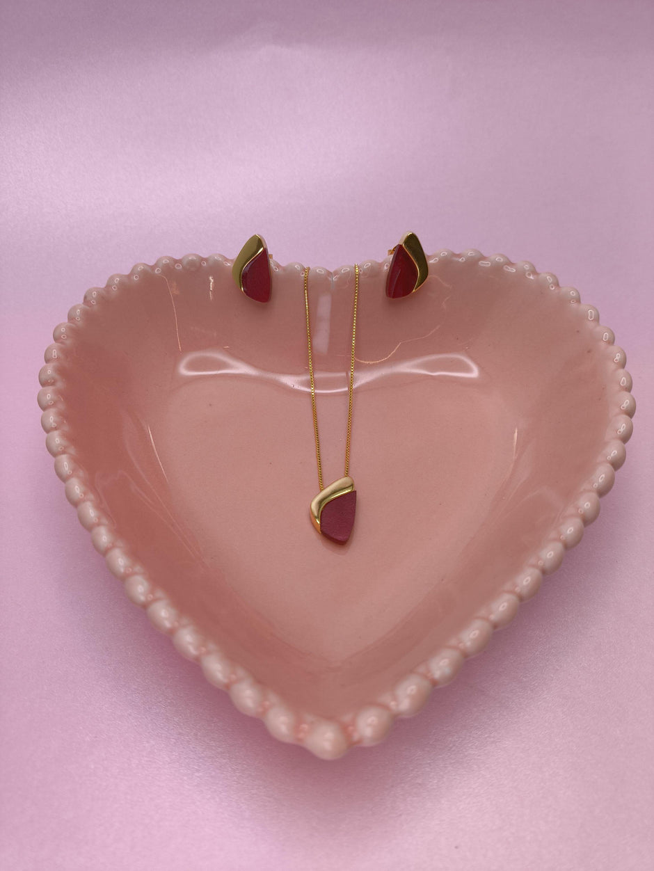 Conjunto Triangular: elegância com um toque de cor