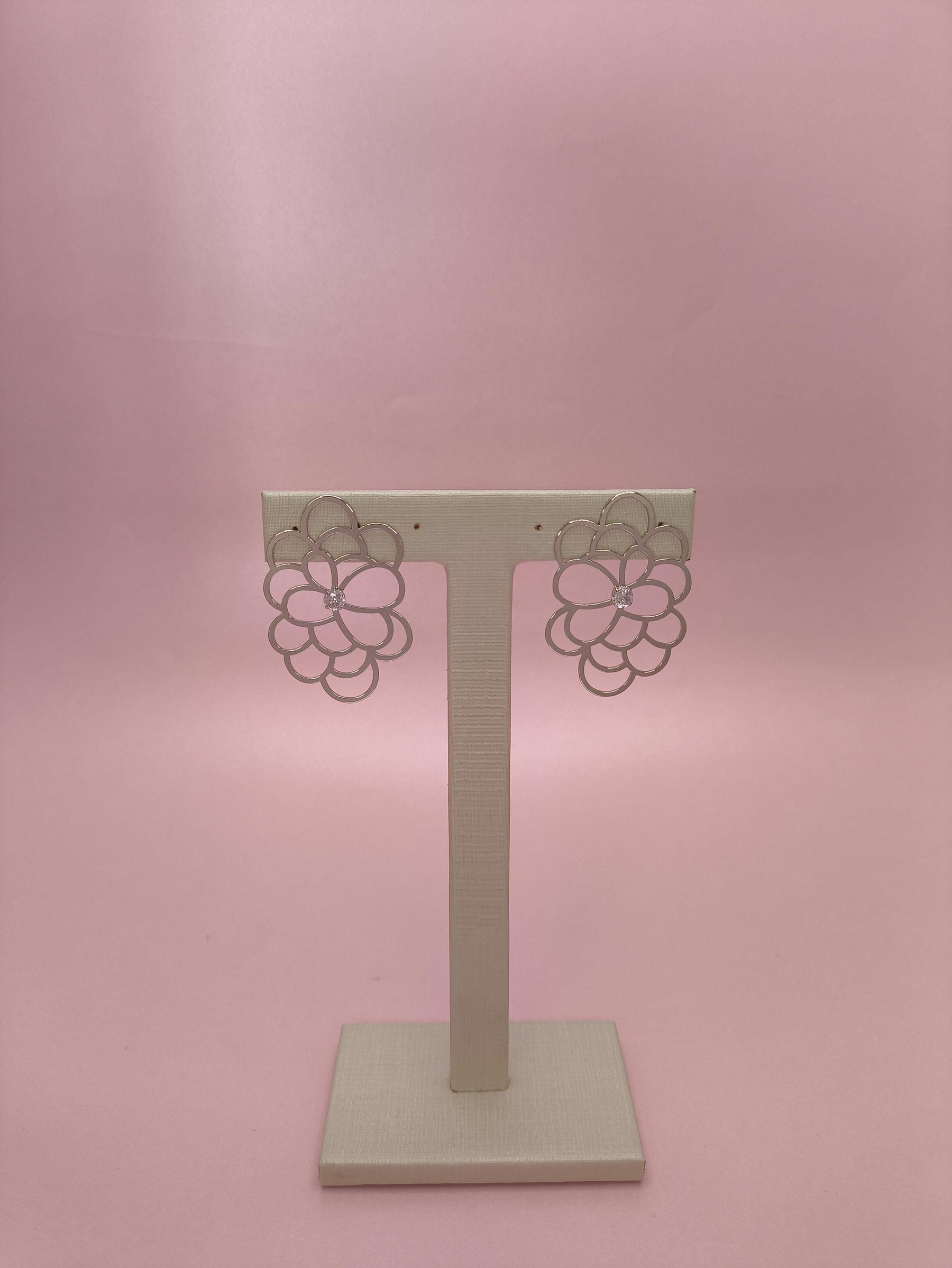 Brinco Peônias 1: Delicadeza Floral Com Design Sofisticado