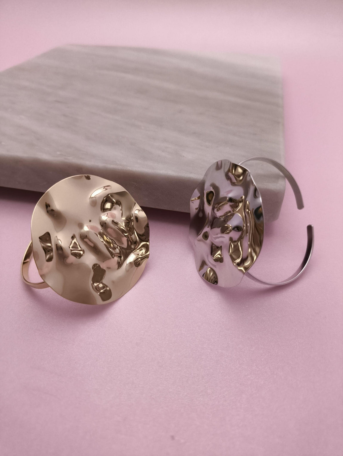 Bracelete Redondo Martelado: Design Sofisticado Com Toque de Elegância