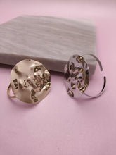 Bracelete Redondo Martelado: Design Sofisticado Com Toque de Elegância