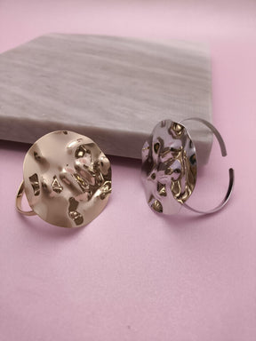 Bracelete Redondo Martelado: Design Sofisticado Com Toque de Elegância