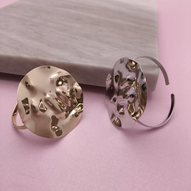Bracelete Redondo Martelado: Design Sofisticado Com Toque de Elegância