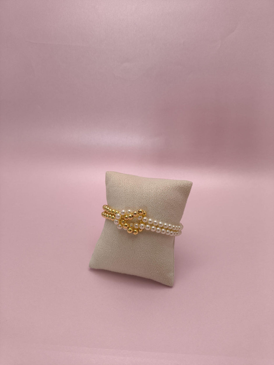 Pulseira Entrelaçada com Pérolas: delicadeza clássica com um toque moderno para iluminar seu visual