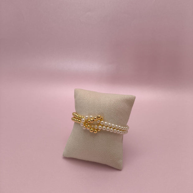 Pulseira Entrelaçada com Pérolas: delicadeza clássica com um toque moderno para iluminar seu visual
