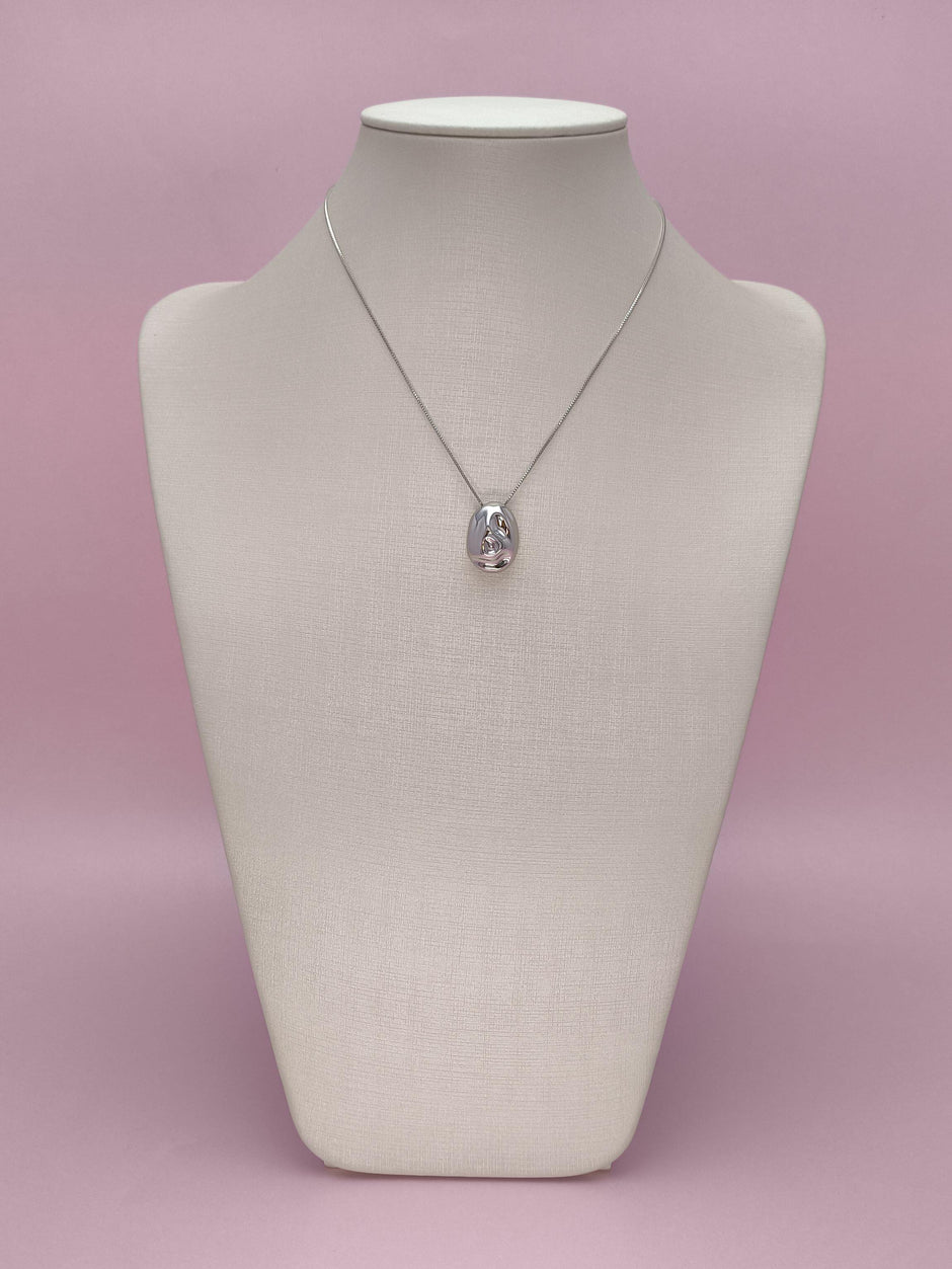 Colar com Pingente Oval Martelado