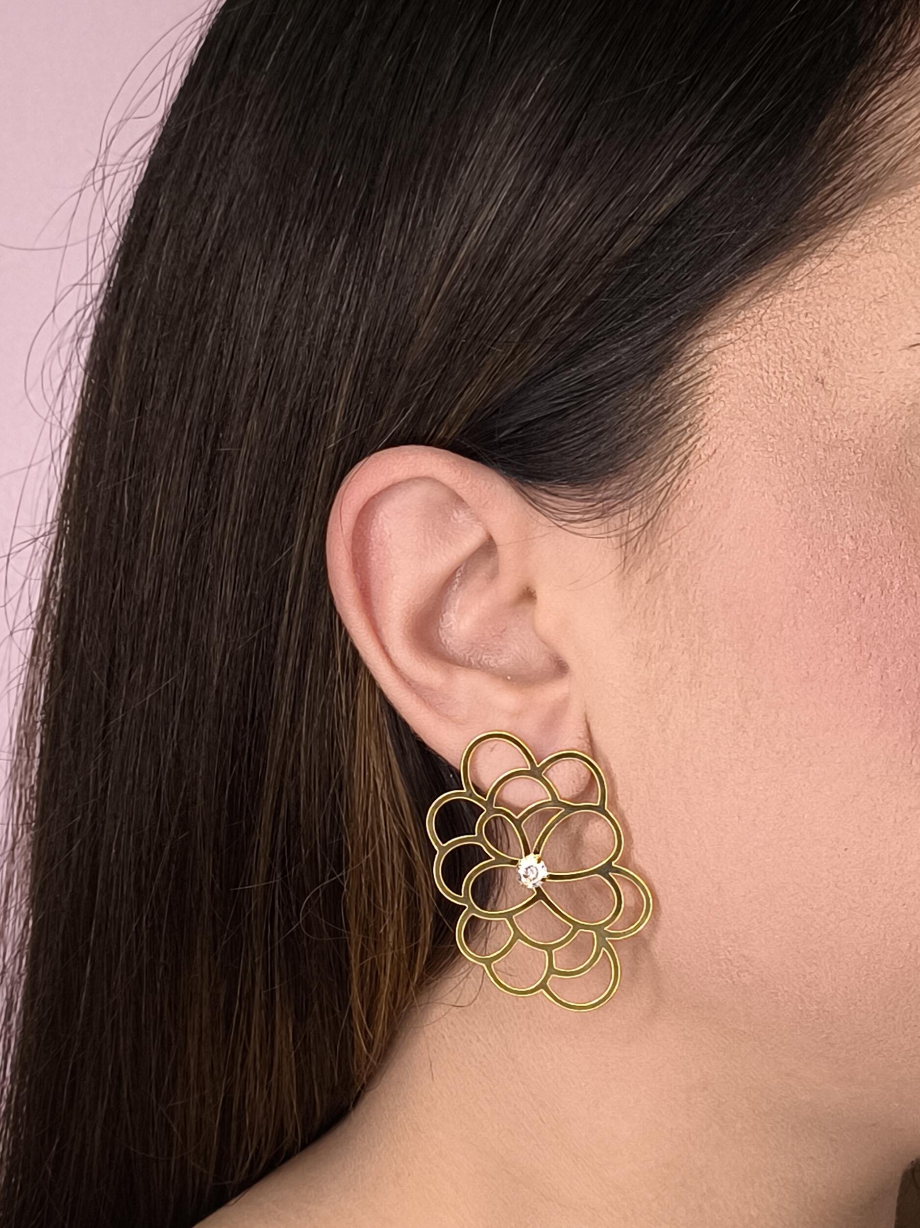 Brinco Peônias 1: Delicadeza Floral Com Design Sofisticado