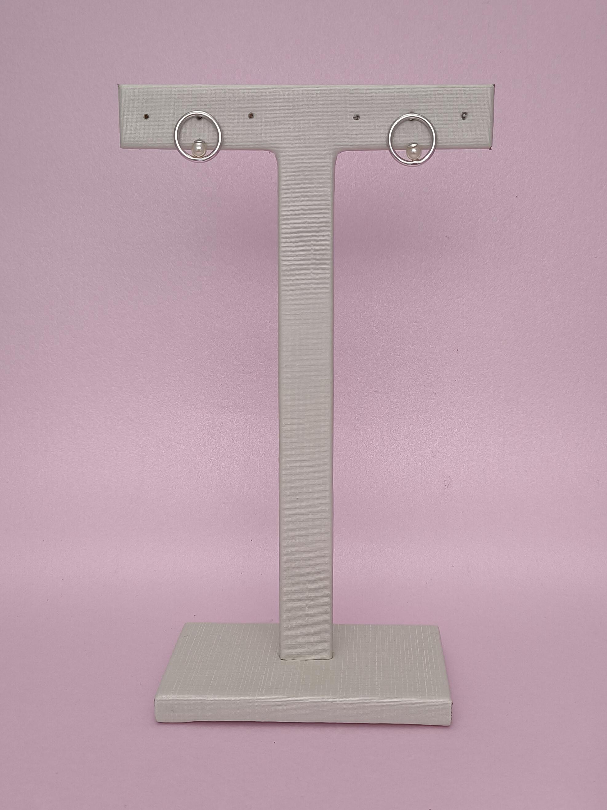 Brinco Redondo Liso Com Pérola: Elegância Minimalista Com Toque Clássico