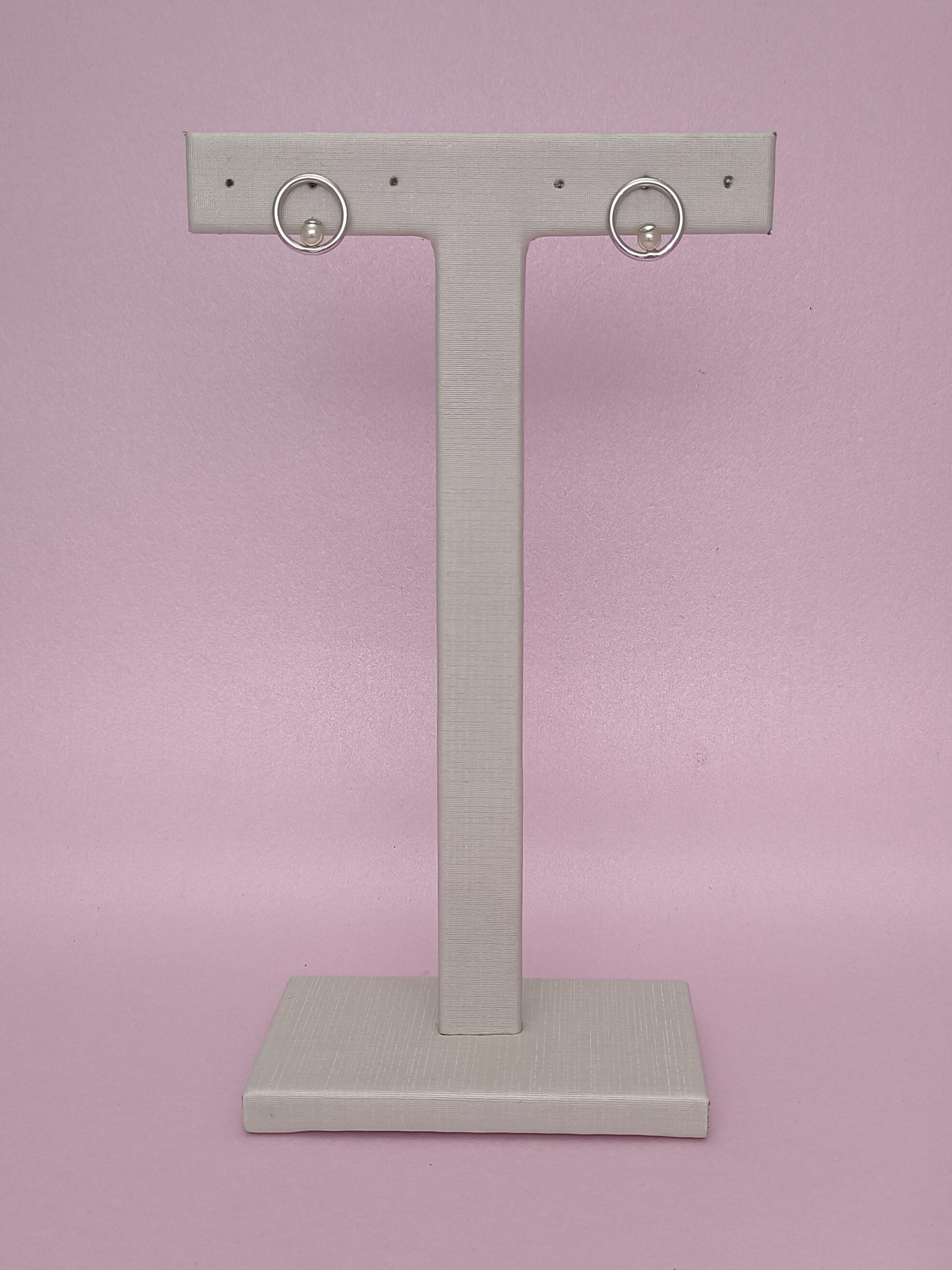 Brinco Redondo Liso Com Pérola: Elegância Minimalista Com Toque Clássico