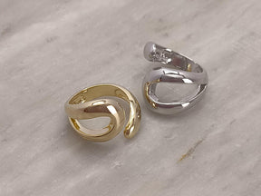 Anel Contorno Gota Regulável: elegância delicada com ajuste perfeito