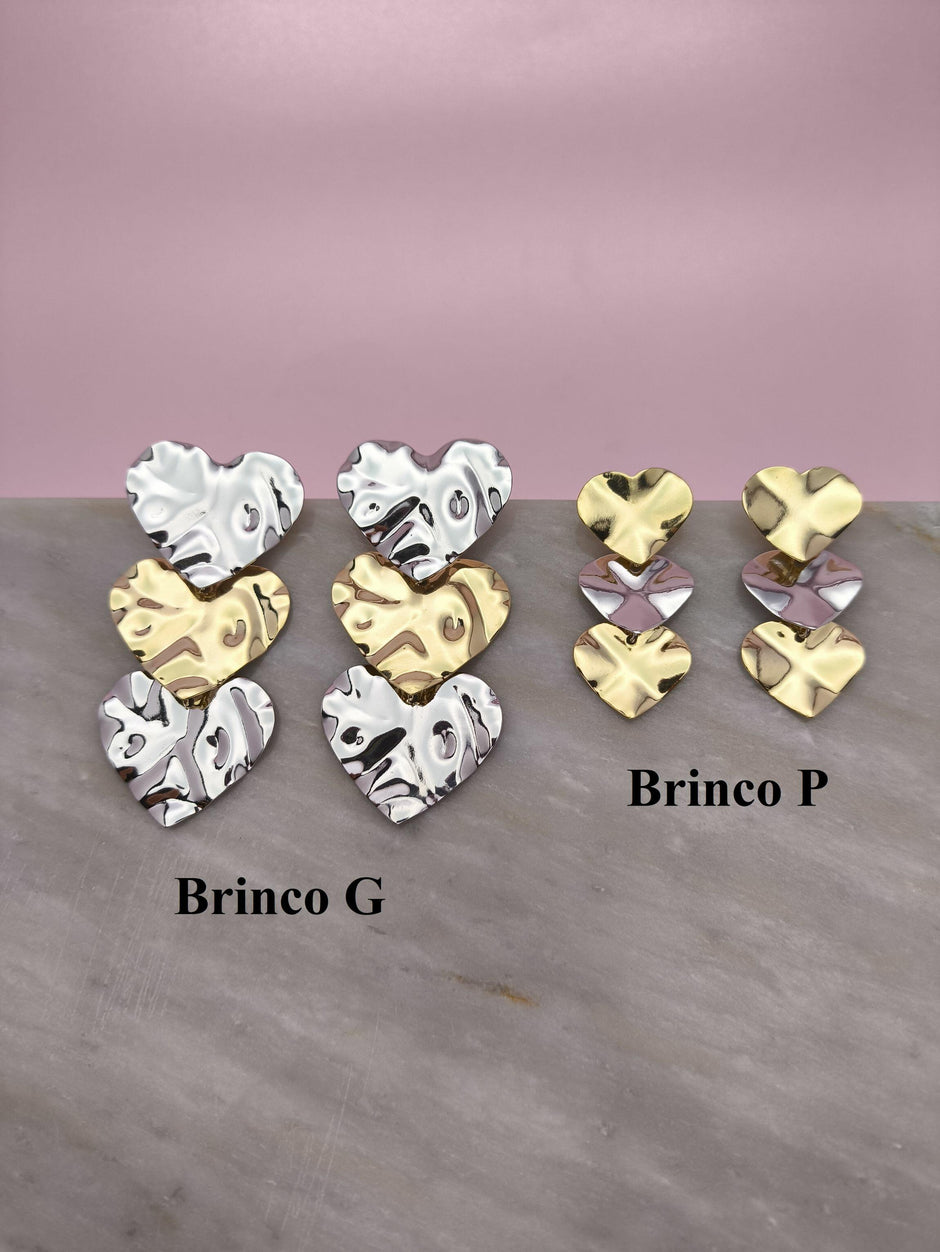 Brinco 3 Corações Martelados P: Charme E Textura Em Tamanho Compacto