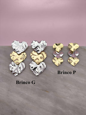 Brinco 3 Corações Martelados P: Charme E Textura Em Tamanho Compacto