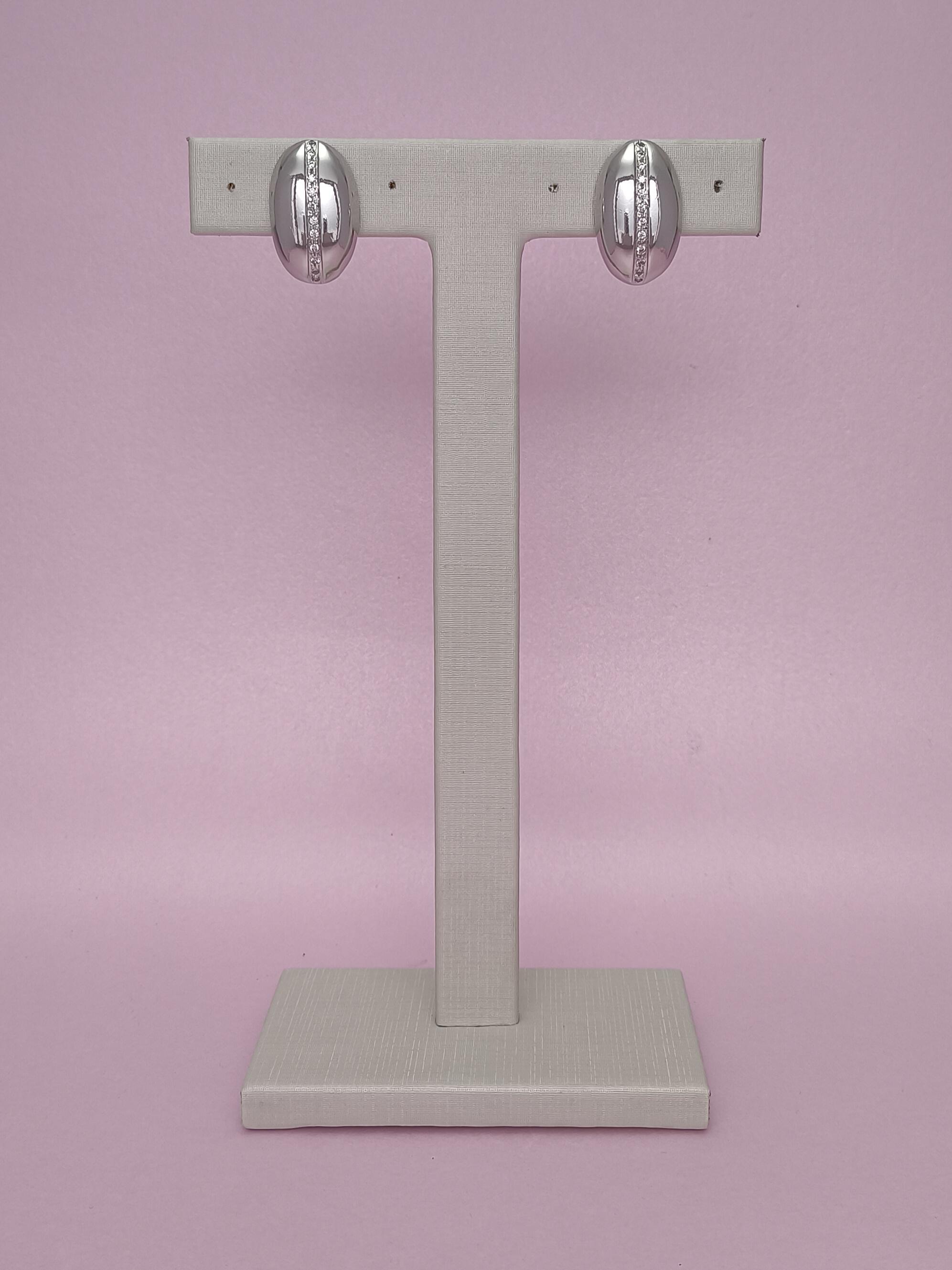 Brinco Liso Cravejado: Sofisticação Minimalista Com Brilho Delicado