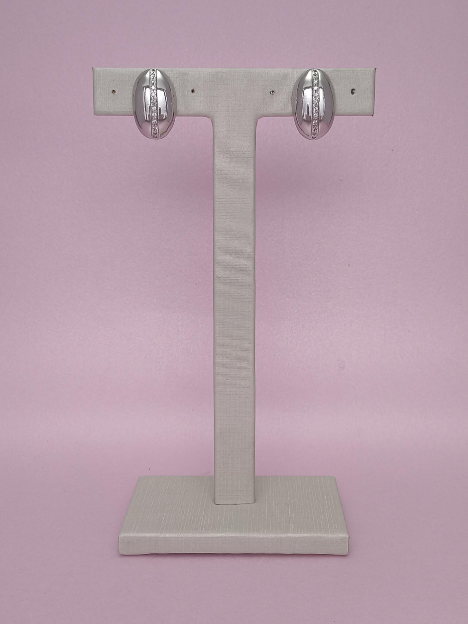 Brinco Liso Cravejado: Sofisticação Minimalista Com Brilho Delicado