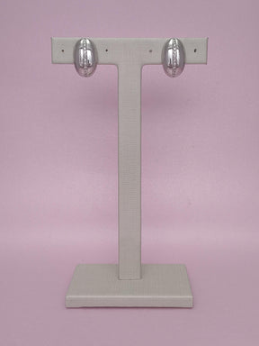 Brinco Liso Cravejado: Sofisticação Minimalista Com Brilho Delicado