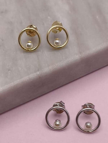 Brinco Redondo Liso Com Pérola: Elegância Minimalista Com Toque Clássico