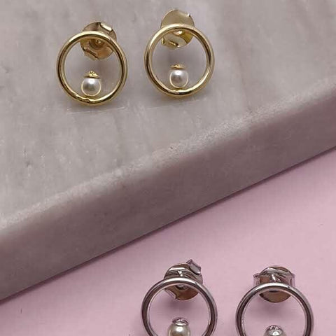 Brinco Redondo Liso Com Pérola: Elegância Minimalista Com Toque Clássico