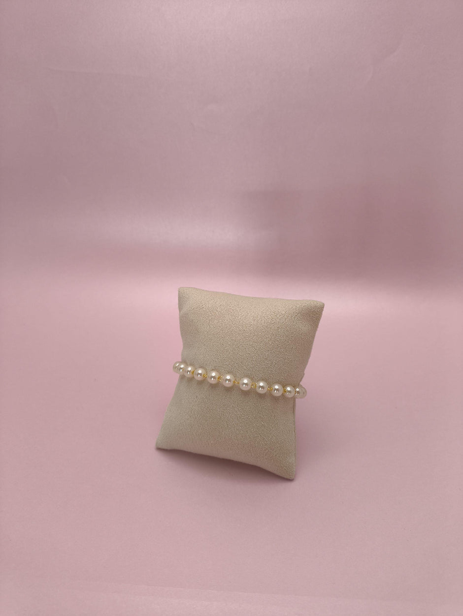 Pulseira com Pérolas Redondas: um clássico moderno que combina delicadeza, brilho e sofisticação