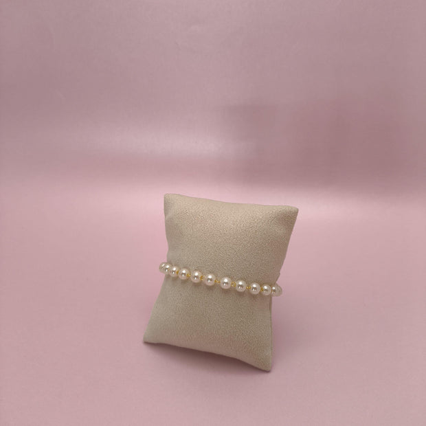 Pulseira com Pérolas Redondas: um clássico moderno que combina delicadeza, brilho e sofisticação