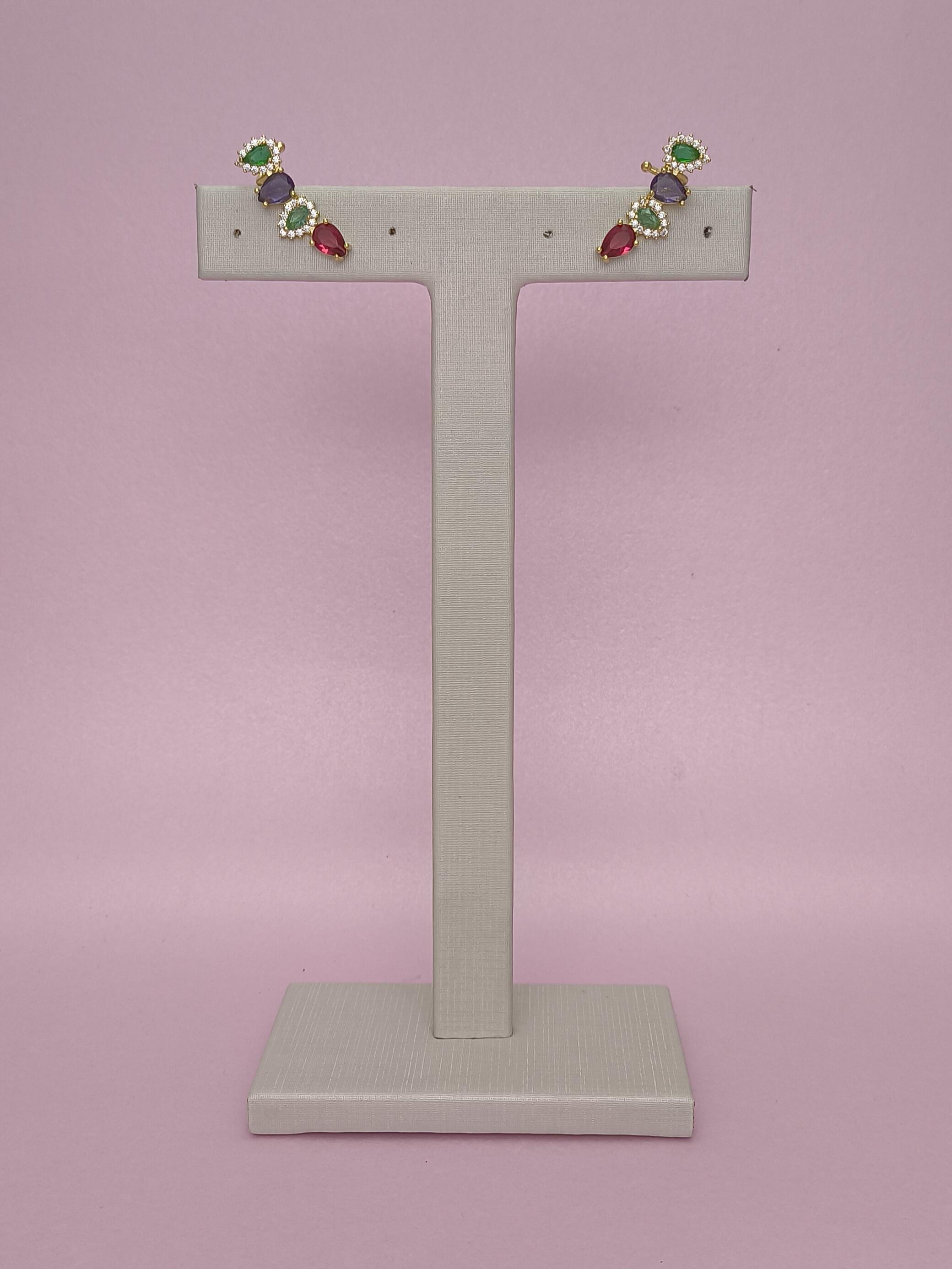 Earcuff com Gotas Cravejadas e Coloridas: ousadia e delicadeza em um mix vibrante que valoriza o seu estilo