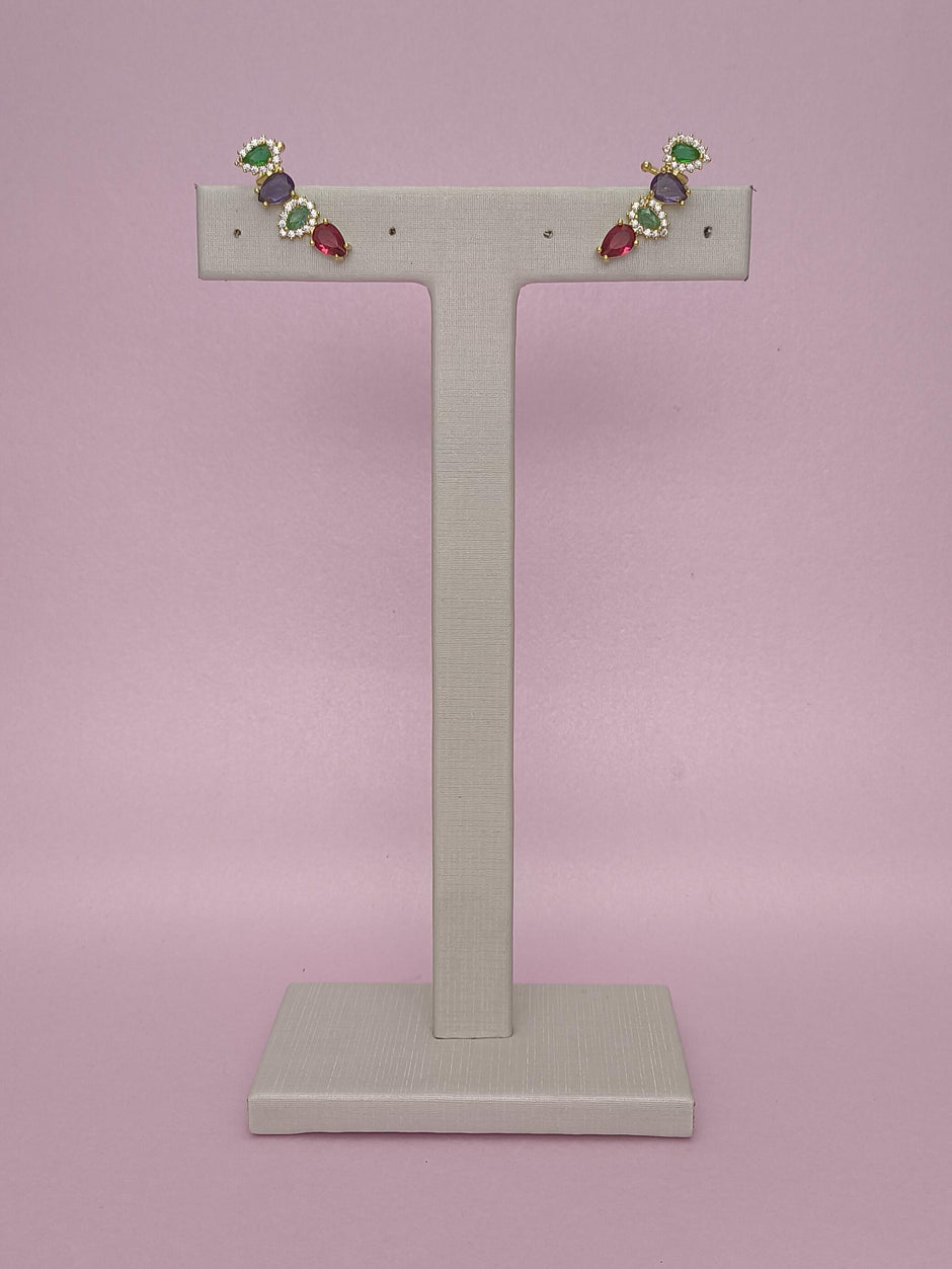 Earcuff com Gotas Cravejadas e Coloridas: ousadia e delicadeza em um mix vibrante que valoriza o seu estilo