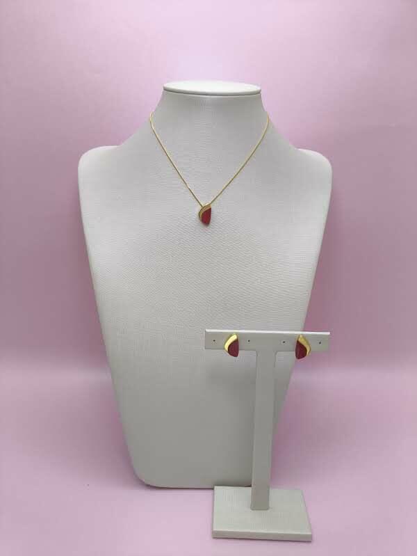 Conjunto Triangular: elegância com um toque de cor