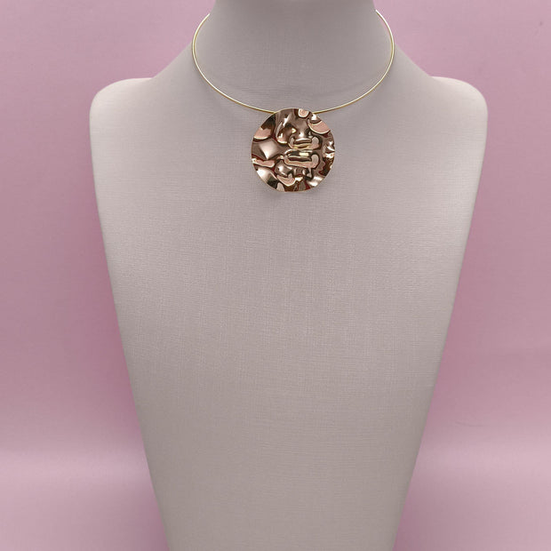 Choker Com Pingente Redondo Martelado: Versatilidade E Estilo Em Uma Peça Única