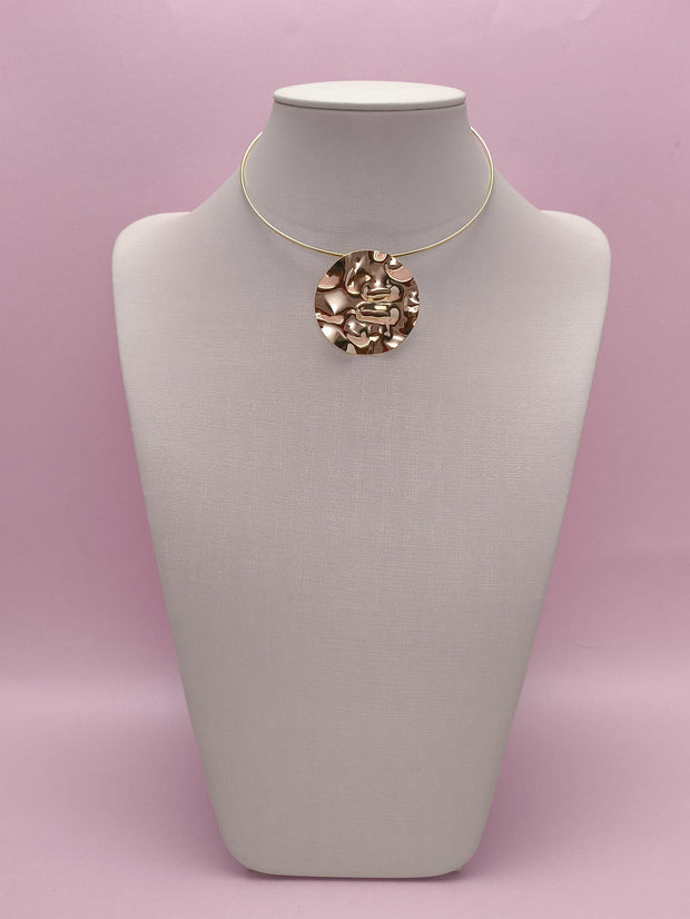 Choker Com Pingente Redondo Martelado: Versatilidade E Estilo Em Uma Peça Única