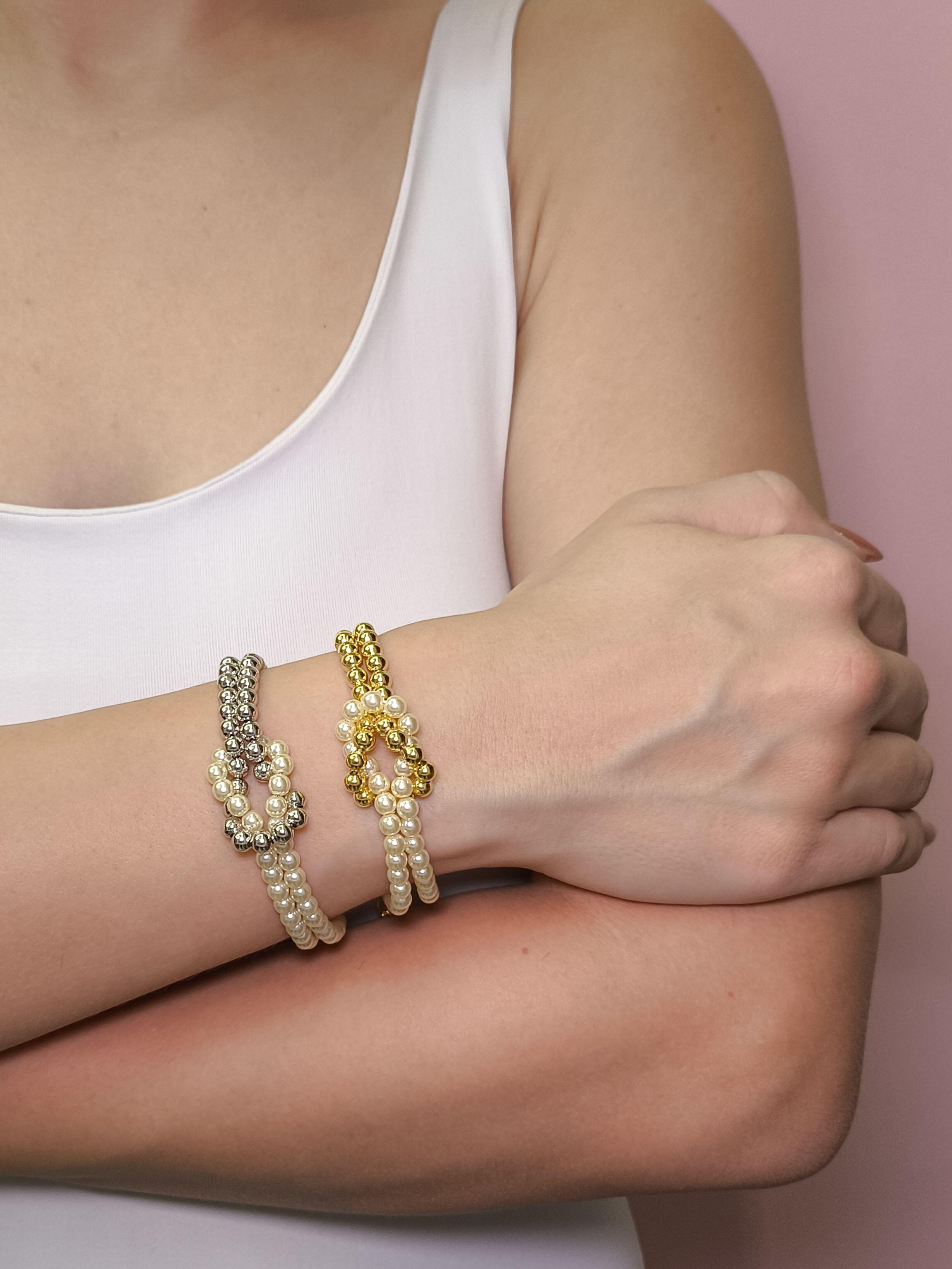 Pulseira Entrelaçada com Pérolas: delicadeza clássica com um toque moderno para iluminar seu visual