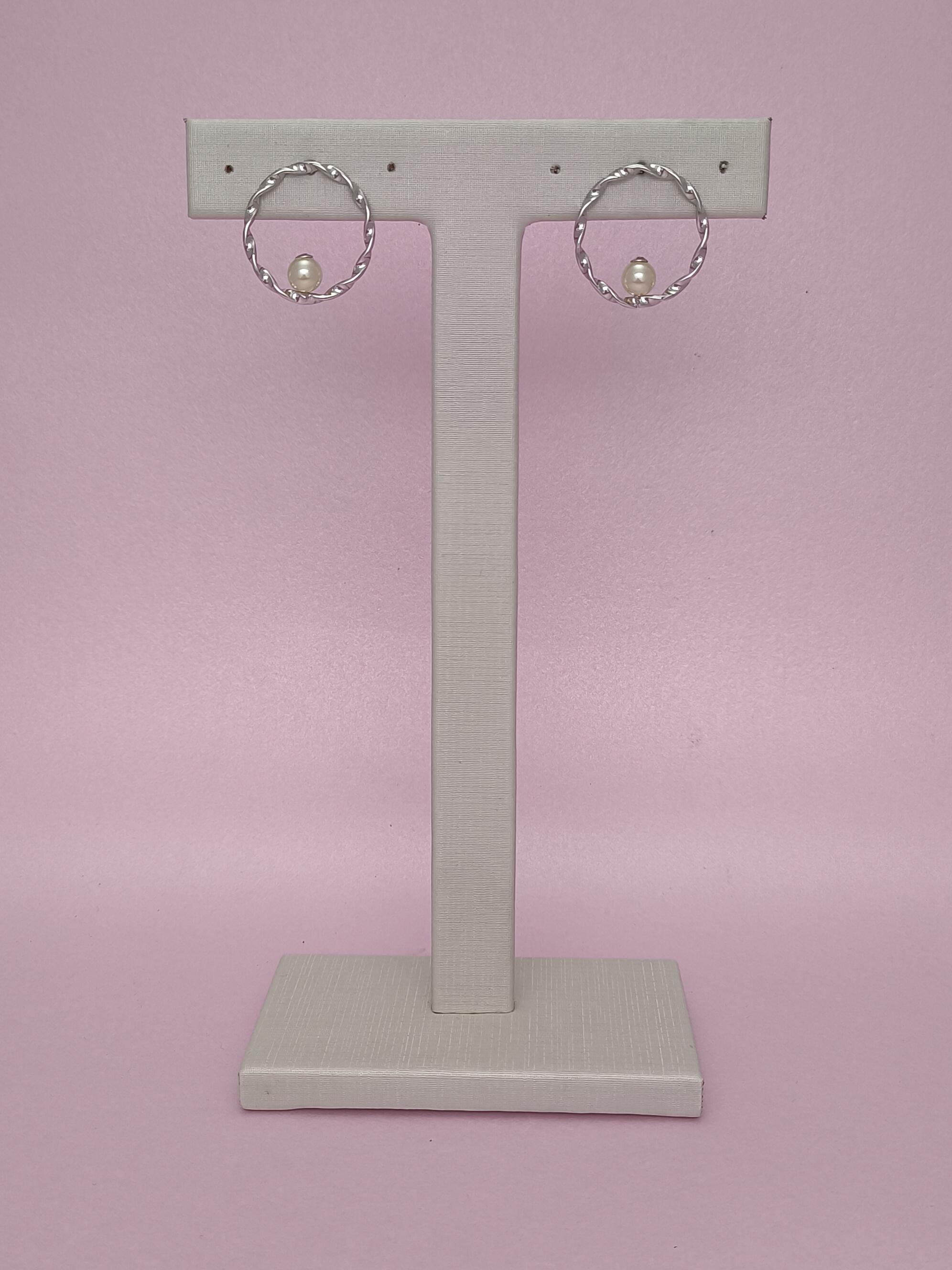 Brinco Redondo Trançado Com Pérola: Elegância Clássica Com Toque Texturizado