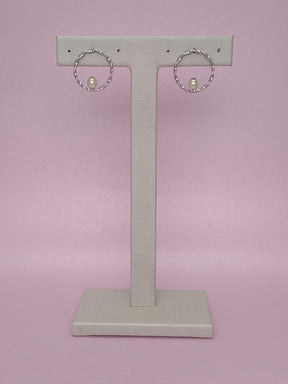 Brinco Redondo Trançado Com Pérola: Elegância Clássica Com Toque Texturizado